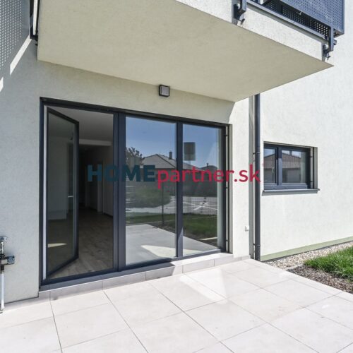 KVETOSLAVOV, 3-i byt, 81 m2 + 93 m2 predzáhradka – skolaudovaná novostavba, vysoký štandard v cene