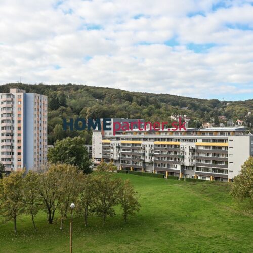 POD ZÁHRADAMI, 1-i byt, 45 m2 – balkón, zrekonštruovaný bytový dom