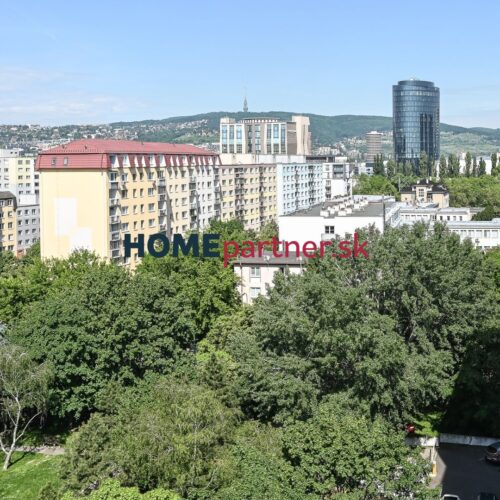 NIVY, 2-i byt, 65 m2 – tehlový dom, čiastočná rekonštrukcia, výhľady na jazero