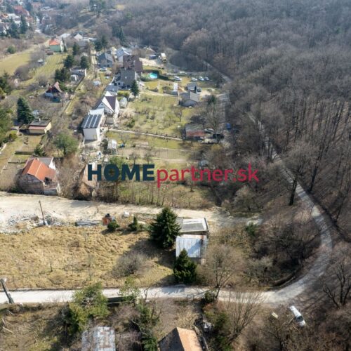 STUPAVSKÁ, pozemok pre celoročne obývateľnú chatku, 700 m2– bezpr. blízkosť lesa, viacero možností vstupu na pozemok