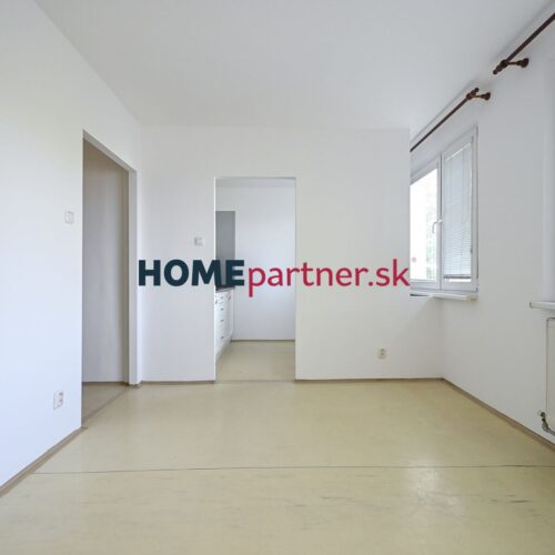 BIELORUSKÁ, 1-I BYT, 32 M2 – park Medzijarky, pivnica, byt čerstvo vymaľovaný