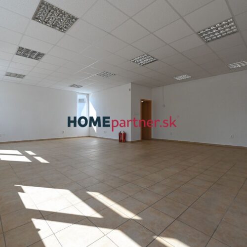 VRAKUNSKÁ, obchodný priestor, 69 m2 – vstup z ulice, výborná viditeľnosť, dom z roku 2010