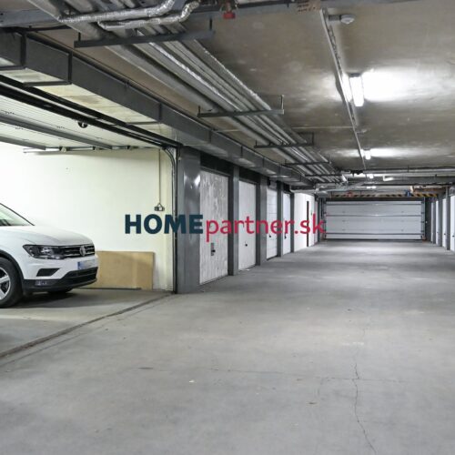 BAJZOVA, garáž, 75 m2 – možnosť zaparkovať 4 autá, garážová brána na diaľkové ovládanie